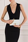 Balmain Белый клатч из телячьей кожи с цепочкой Shuffle - Рельефный логотип Balmain Paris. 100% кожа натуральная. магнитная . кожаный карман для карт. Размеры: 2,5 x 21 x 12 см. Плечевой ремень: съемный плечевой ремень из цепочки и кожи. Страна производитель: Италия. Уход: специализированная чистка - фото 3