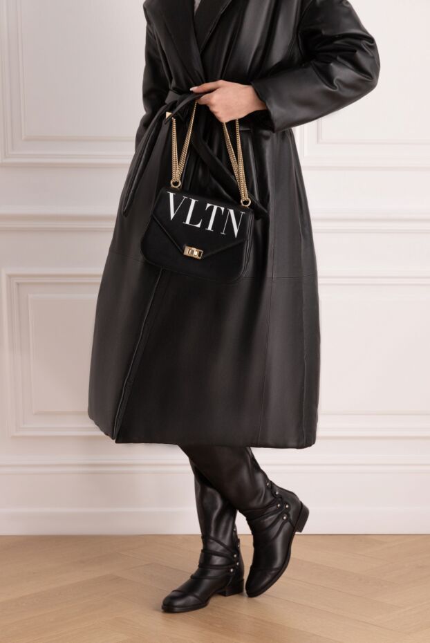 Valentino ақ логотипі және бекіткіші бар клапаны бар әйелдердің қара былғары сөмкесі 142908 - фото 3