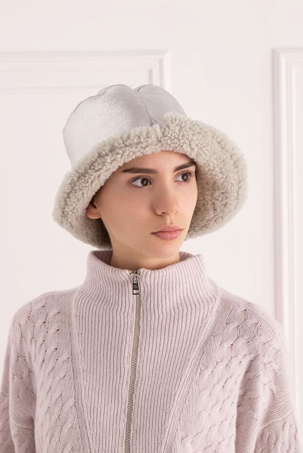 FG Furs панама женская серая из кожи и белым мехом 154865 - фото 2