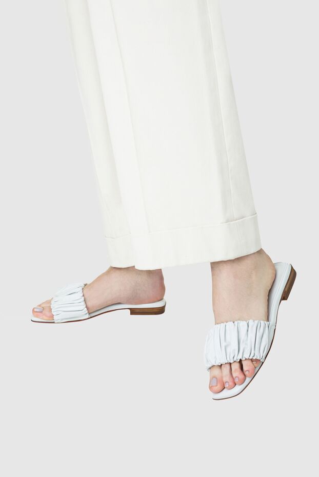 Santoni women's slippers with textured leather, white 157991 - photo 2