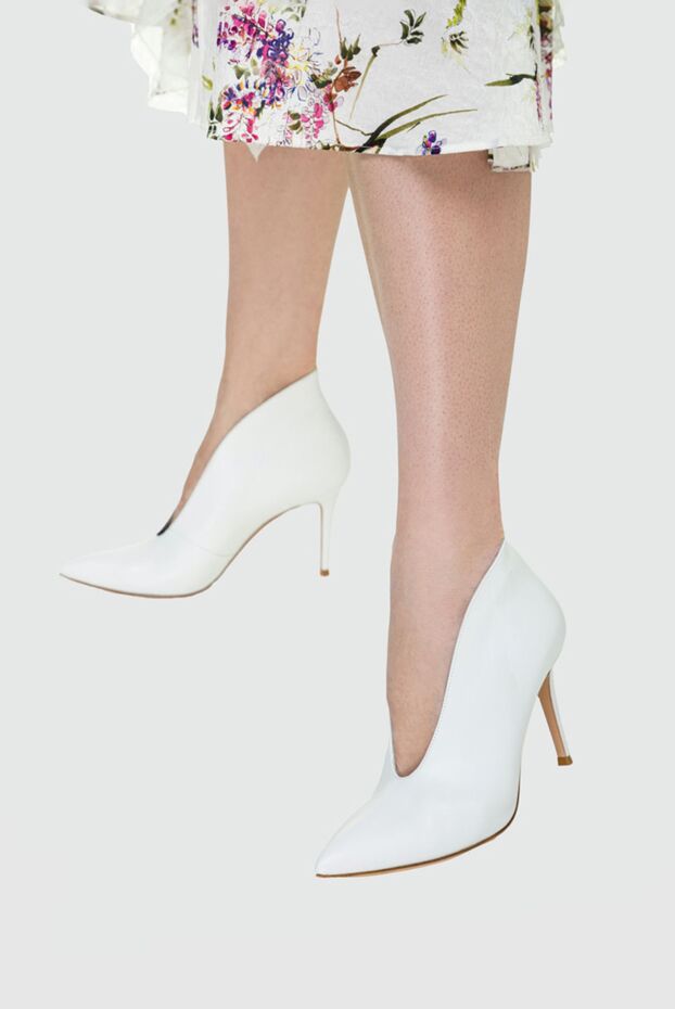 Gianvito Rossi women's leather ankle boots with a long toe and v-shaped cutout, white 158920 - photo 2