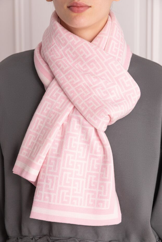 Women's pink woolen scarf with a pattern - photo 2
