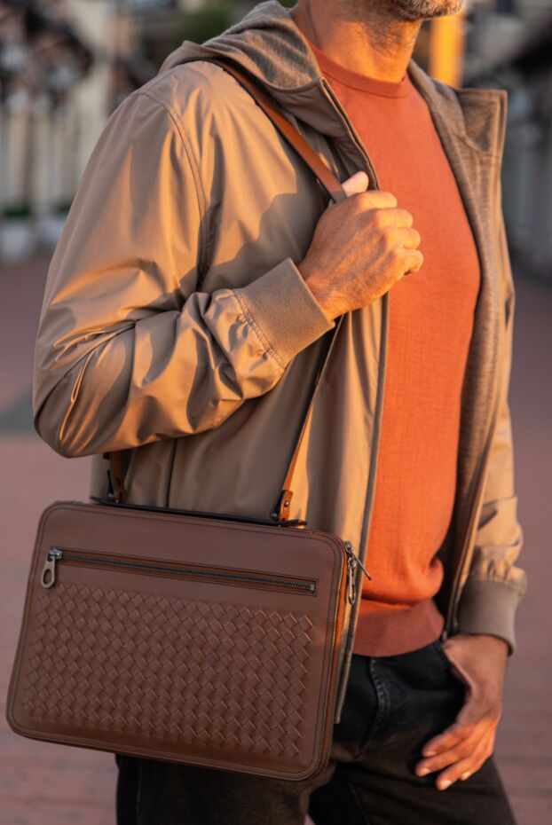 Bottega Veneta сумка коричневая через плечо из кожи intrecciato на молнии мужская 166525 - фото 2