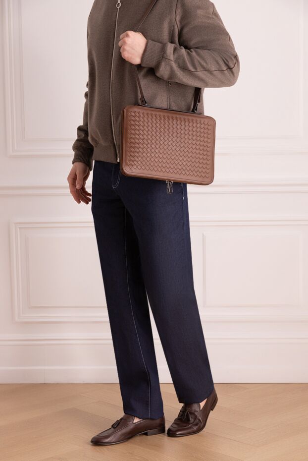 Bottega Veneta сумка коричневая через плечо из кожи intrecciato на молнии мужская 166525 - фото 3