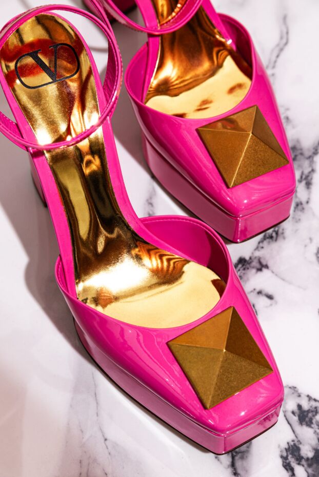 Valentino алтын түсті декормен биік өкшелі қызғылт былғарыдан жасалған әйелдердің сандалдары 168167 - фото 2