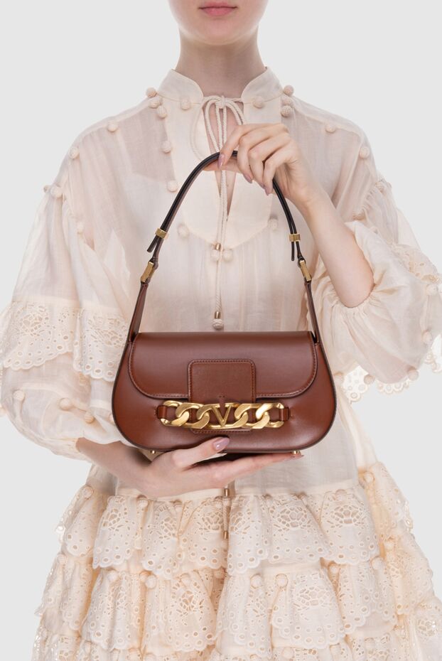 Valentino алтын жалатылған шынжыр және логотипі бар әйелдердің қоңыр былғары сөмкесі 171659 - фото 3