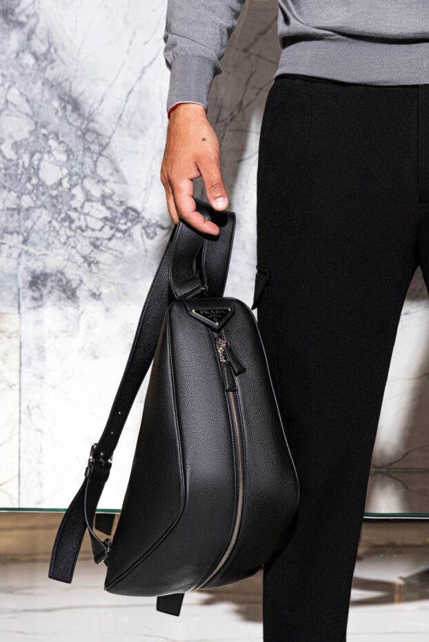 Prada үшбұрышты пішіні және металл логотипі бар қара былғары рюкзак
 172909 - фото 2
