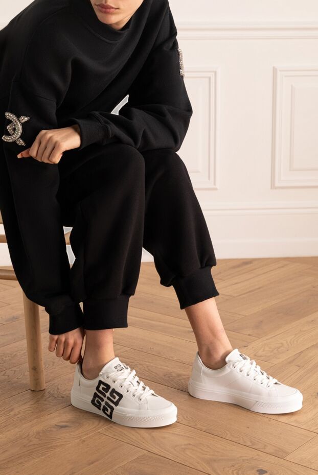 Givenchy leather sneakers with a contrasting pattern on the side and tight lacing 173081 - photo 2