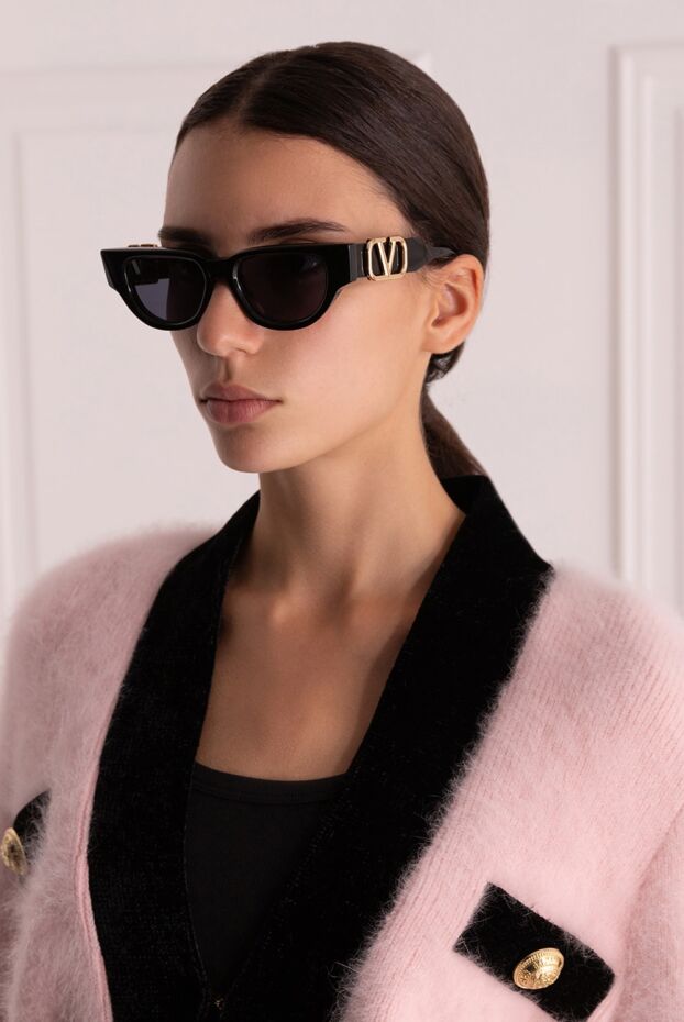Valentino мысық көзді күннен қорғайтын көзілдірік қара дужкадағы логомен әйелдерге арналған 174922 - фото 2