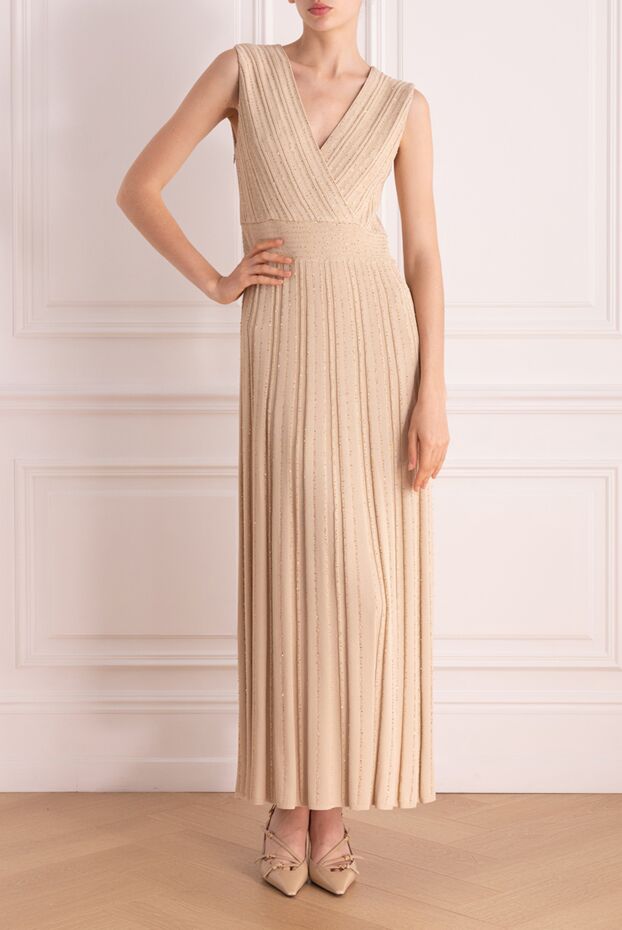 D.Exterior a sleeveless, light-colored dress with a shimmery finish and a waist accent.
 178141 - photo 2