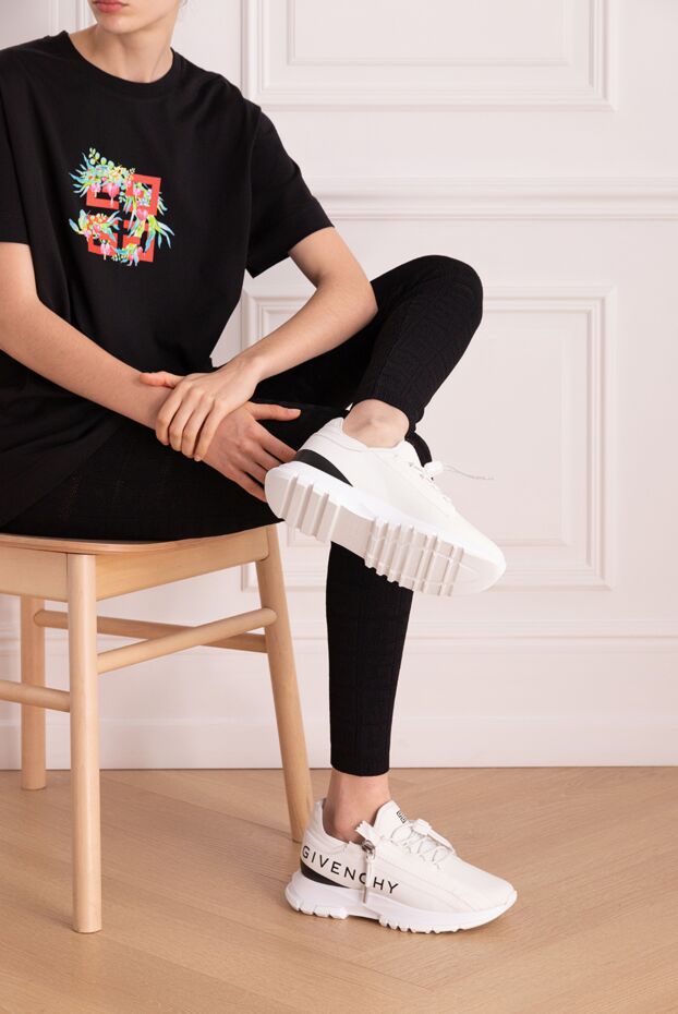 Givenchy white leather sneakers with a large brand logo
 178357 - photo 2