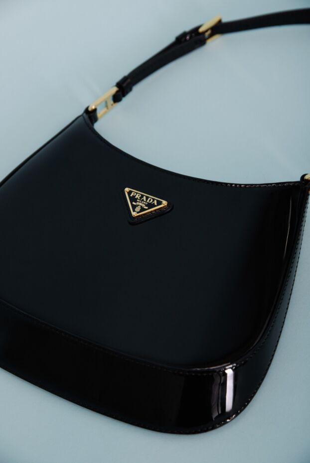 Prada чёрная женская сумка из лаковой кожи с треугольным логотипом 178694 - фото 2