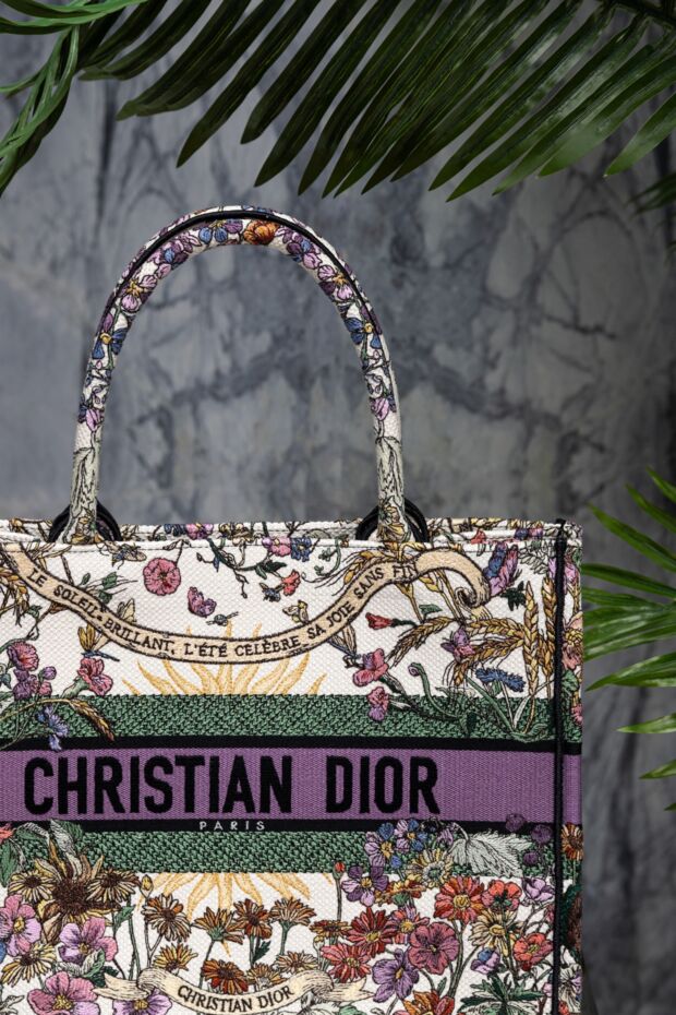 Dior женская фиолетовая cумка book tote 
с цветочной вышивкой 179193 - фото 2