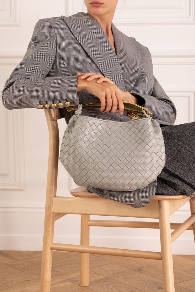 Bottega Veneta сумка женская серая из кожи ягненка 179225 - фото 3
