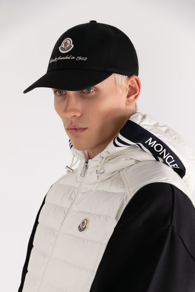 Moncler дөңгелек жамау және мәтін тігілген ерлерге арналған қара қалпақ.
 180590 - фото 2
