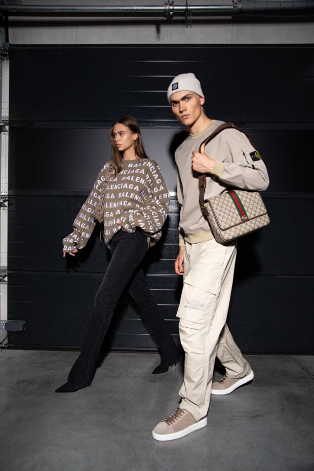 Balenciaga women's brown oversized jumper with a wide, loose fit and long sleeves 180600 - photo 2
