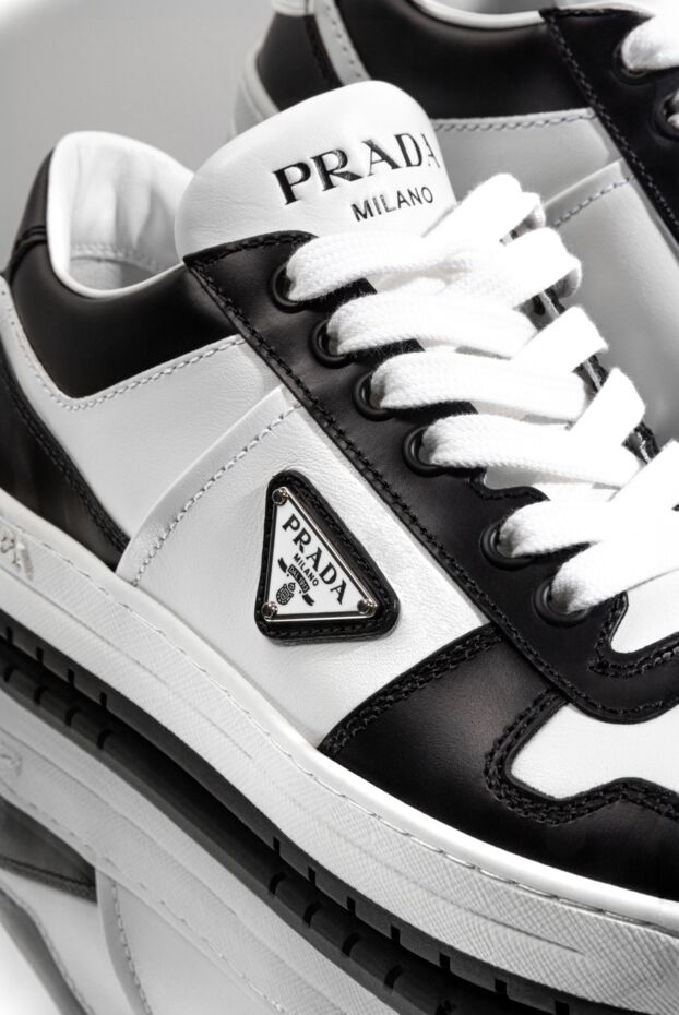 White leather sneakers with black inserts and logo - photo 2