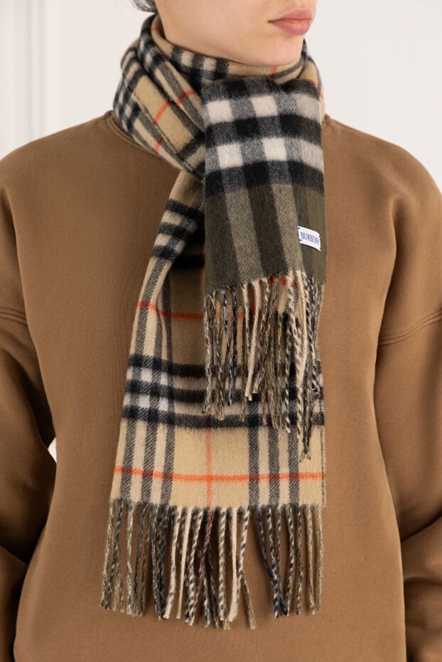 Burberry клетчатый шарф бежевый женский с бахромой 185429 - фото 2