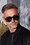 Очки для защиты от солнца из металла и пластика черные мужские Alexander McQueen - логотип на дужке. защита от ультрафиолета. пластик, металл. Страна производитель: Италия. Уход: специализированная чистка - фото 4