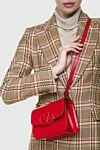 Сумка женская красная кожаная красная с логотипом Valentino - металлический логотип, цепочки. натуральная кожа. кнопка. Страна производитель: Италия. Уход: специализированная чистка - фото 2