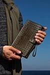 Bottega Veneta Men's clutch bag made of genuine leather and crocodile leather green - Weaving, textured leather. 80% genuine leather, 20% Crocodile skin. Button. 4 compartment. Country of origin: Italy. Care: specialized cleaning - photo 7