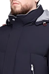 Brunello Cucinelli Акрил көк түстен тігілген ерлерге арналған төменгі күрте - Қосымша: тігілген сорғыш. Құрамы: 80% акрил, 20% басқа талшықтар. Жабу: найзағай. Қалталар: екі бүйір қалта, екі ішкі қалта. Шығарылған елі: Италия. Күтім: арнайы тазалау - фото 5
