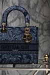 Сумка из хлопка синяя женская Dior - фантазийный узор, позолоченный логотип. 100% хлопок. Страна производитель: Франция. Уход: специализированная чистка - фото 10