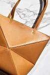 Әйелдер былғарыдан жасалған кездейсоқ сөмке, бежевый Loewe - бренд логотипі. Құрамы: бұзау терісі. Өлшемі: 25,5 x 14,5 x 31,5 см. Шығу елі: Испания. Күтім: арнайы тазалау - фото 8