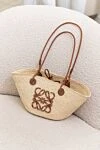 Loewe Сумка повседневная из соломки женская бежевая бежевая - Anagram. пальмовый лист, телячья кожа. Размер: 46 X 24.5 X 16 cm. Страна производитель: Испания. Уход: специализированная чистка - фото 7