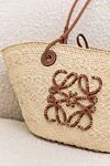 Сумка повседневная из соломки женская бежевая бежевая Loewe - Anagram. пальмовый лист, телячья кожа. Размер: 46 X 24.5 X 16 cm. Страна производитель: Испания. Уход: специализированная чистка - фото 8