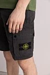 Stone Island Шорты из хлопка и эластана мужские серые - логотип бренда. 97% хлопок, 3% эластан. Карманы передние, карманы боковые, один задний карман . Страна производитель: Италия. Уход: специализированная чистка - фото 5