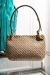 Сумка женская бежевая из натуральной кожи Bottega Veneta - плетенная кожа. 100% натуральная кожа. Страна производитель: Италия. Уход: специализированная чистка - фото 6
