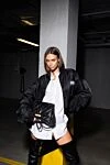 Сумка женская черная из натуральной кожи Balenciaga - черная матовая фурнитура с логотипом B, мятая телячья кожа и стеганая ткань. криволинейное основание. 100% натуральная кожа ягненка. Размеры: Д30 x В20 x Ш7 см. Длина ремня: Ремешок-цепочка через плечо (49 см). внутренний карман на молнии, внутренний плоский карман. Магнитная застежка с шипами. Страна производитель: Италия. Уход: специализированная чистка - фото 6