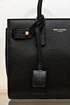 Saint Laurent Сумка женская черная из натуральной кожи - светлая бронзовая фурнитура из латуни. 100% натуральная кожа. Размеры: 25 Х 20 Х 13 см. внутри один открытый карман. Длина ручки: съемный и регулируемый плечевой ремень длиной 52 см. съемный навесной замок. Страна производитель: Италия. Уход: специализированная чистка - фото 7