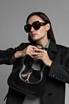 Әйелдерге арналған қара кішкентай Джеки иық сөмкесі 1961 ж

 Gucci - Декорация: алтын түсті фитингтер. Құрамы: 100% шынайы былғары. Өлшемдері: 7,5 x H 19 x D 4 см. Қалталар: ішінде бір ашық қалта. Тұтқа ұзындығы: алынбалы және реттелетін иық белдігінің биіктігі 47-57,5 см. Шығарылған елі: Италия. Күтім: мамандандырылған тазалау - фото 6