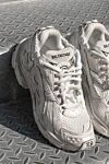 Balenciaga Әйелдер Runner кроссовкалары тозған әсері бар ақ түсті - бренд логотипі, тозған әсер. Жабу: шілтер. Құрамы: полиуретан, полиэстер. Шығарылған елі: Италия. Күтім: мамандандырылған тазалау - фото 7