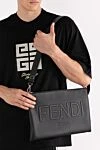 Сумка через плечо мужская черная Fendi - логотип бренда. 100% натуральная кожа. Ремень: плечевой ремень.  молния. Страна производитель: Италия. Уход: специализированная чистка - фото 2