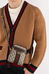 Cумка на плечо Ophidia GG бежевая мужская Gucci - логотипом Double G, полоса WEB, Фурнитура золотистого цвета. 100% текстиль GG Supreme бежевого цвета . Размер: Ш 14,5 х В 18 х Г 6 см. Ремень: съемный регулируемый плечевой ремень высотой 55 см. карман на молнии спереди.  застежка-молния. Страна производитель: Италия. Уход: специализированная чистка - фото 2