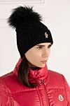 Черная шапка женская из шерсти с помпоном Moncler - логотип, помпон. 100% шерсть. Страна производитель: Италия. Уход: специализированная чистка - фото 2