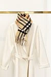 Burberry Кашемировый шарф бежевый женский с бахромой - узор крупная клетка, бахрома. 100% кашемир. Страна производитель: Италия. Уход: специализированная чистка - фото 5