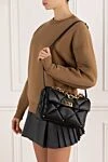 Сумка Garavani Roman Stud из кожи наппа черная женская Valentino - лоскутная конструкция и отделка, украшенная маленькими заклепками. 100% кожа наппа. Размер: Ш25xВ16xГ10 см. клапан с поворотным замком . один накладной карман и один карман на молнии. Длина ремня: длина плечевого ремня: 55 см. Страна производитель: Италия. Уход: специализированная чистка - фото 2