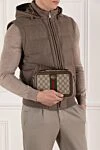 Маленькая сумка через плечо Ophidia с лентой Web мужская бежевая Gucci - орнамент GG. 60% полиуретан, 20% хлопок, 20% полиэстер. молния. Ремень: регулируемый плечевой ремень высотой 54 см. Размер: Ш 24 х В 16 х Г 7 см. Карман: один открытый карман внутри. . Страна производитель: Италия. Уход: специализированная чистка - фото 2