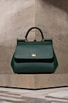 Сумка Sicily среднего размера с короткой ручкой зеленая Dolce & Gabbana - фирменная пластинка с гальваническим покрытием, фактурная кожа. 100% натуральная кожа. Размеры: 18,5 × 20 × 10 см. Длина плечевого ремня: съемный регулируемый плечевой ремень из телячьей кожи Dauphine. внутренний карман на молнии с логотипом и карман для смартфона. передний клапан с застежкой на двойной потайной магнит. . . Страна производитель: Италия. Уход: специализированная чистка - фото 6