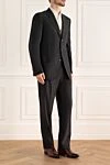 Brioni Жүн мен жібектен тігілген ерлер костюмі, сұр түсті - саңылау. Құрамы: 88% жүн, 12% жібек. Жабу: түймелер, ілмек. Қалталар (сыртқы): кеуде қалтасы, екі қалталы қалта. Қалталар (ішкі): үш қалта. Шалбар қалталары: екі бүйір қалта, түймелері бар екі артқы қалта. Астарлығы: 100% мельгерь. Шығарылған елі: Италия. Күтім: арнайы тазалау - фото 3