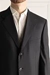 Brioni Жүн мен жібектен тігілген ерлер костюмі, сұр түсті - саңылау. Құрамы: 88% жүн, 12% жібек. Жабу: түймелер, ілмек. Қалталар (сыртқы): кеуде қалтасы, екі қалталы қалта. Қалталар (ішкі): үш қалта. Шалбар қалталары: екі бүйір қалта, түймелері бар екі артқы қалта. Астарлығы: 100% мельгерь. Шығарылған елі: Италия. Күтім: арнайы тазалау - фото 5