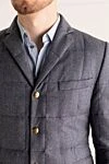 Moncler Пуховик-пиджак из серой шерсти с накладными карманами и золотистой фурнитурой
- Логотип на рукаве. 100% шерсть. Пуговицы. Два боковых кармана, два внутренних кармана. Страна производитель: Италия. Уход: специализированная чистка - фото 5