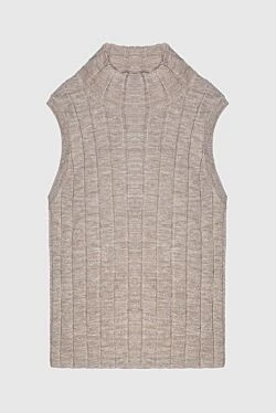 Бежевый топ без рукавов в рубчик с высоким воротом