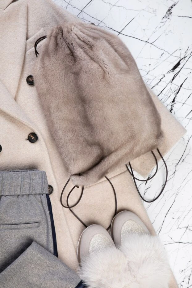 Brunello Cucinelli рюкзак женский серый меховой 136576 - фото 2