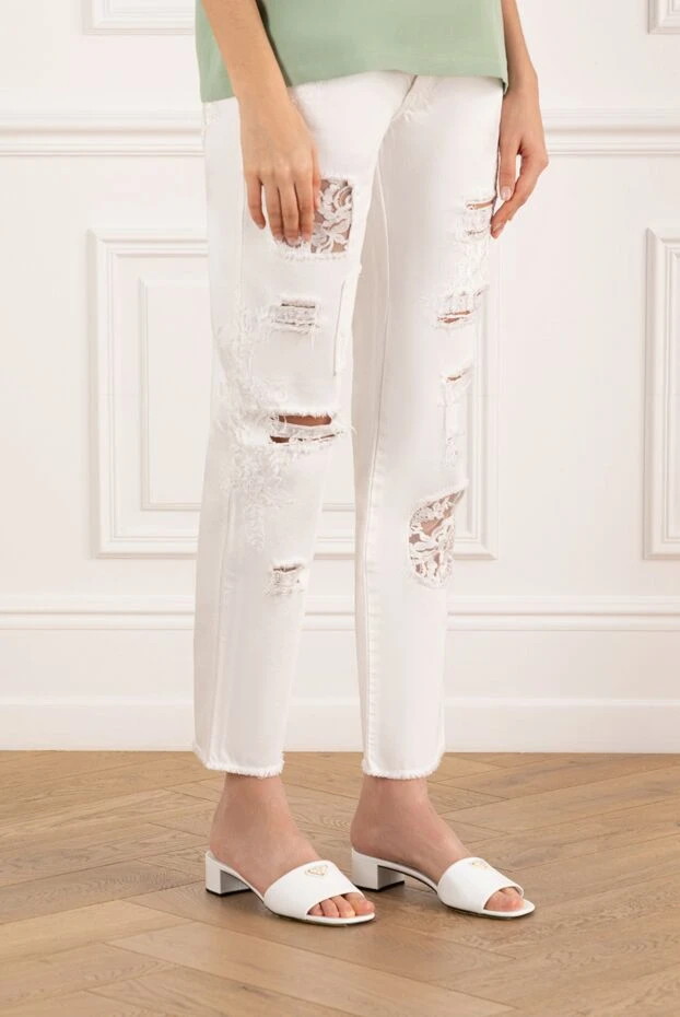 Ermanno Scervino әйелдерге арналған ақ түсті джинсы кесінділермен және кестемен 136932 - фото 3