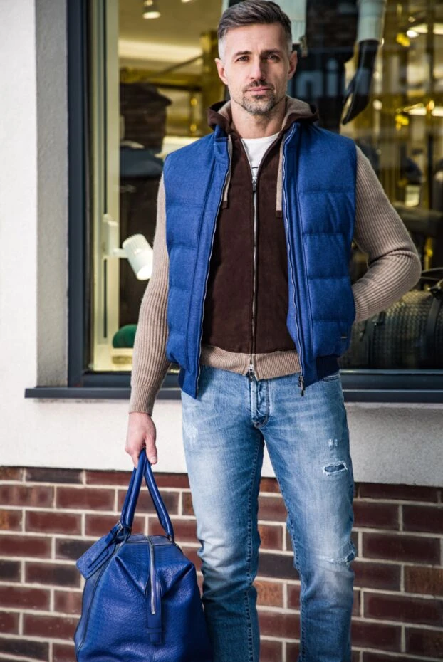 Просторная дорожная сумка из натуральной кожи синяя с внешним карманом
- фото 2